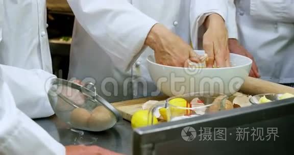 烘焙糕点的烹饪美食家视频