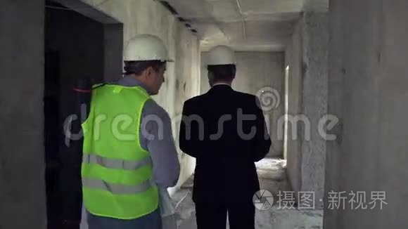 建筑师和领班讨论施工方案.