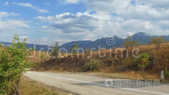 乡村道路通过丘陵地形