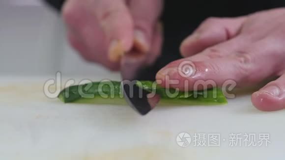 厨房里的专业厨师切黄瓜