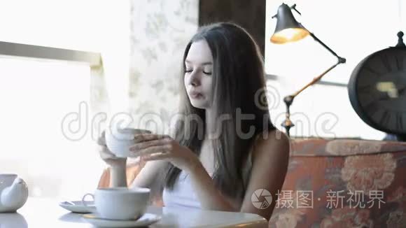 优雅体贴的美女在咖啡馆喝咖啡视频