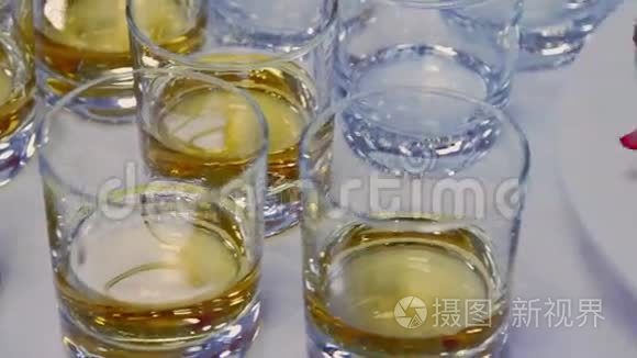 许多香槟酒杯都关上了