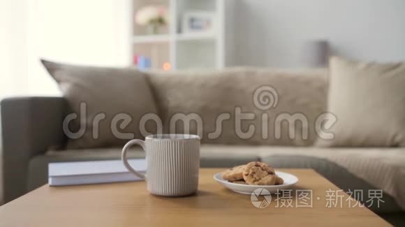 巧克力燕麦片饼干和热饮杯视频