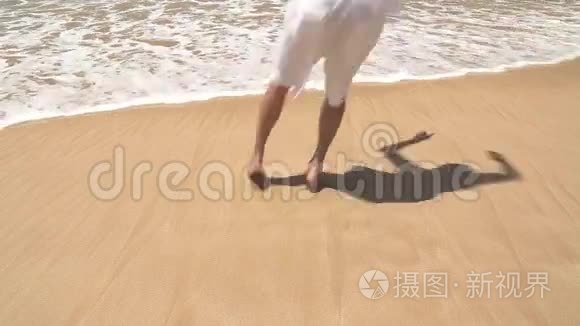 人从沙滩上的海浪中跳出来视频