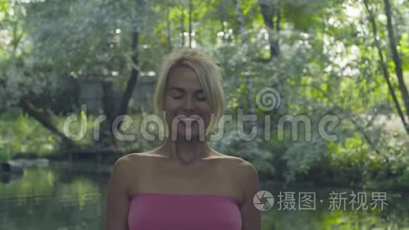 年轻女子做呼吸练习的肖像视频