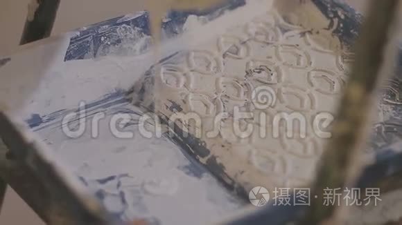 骨白漆从罐头倒入塑料漆盘视频