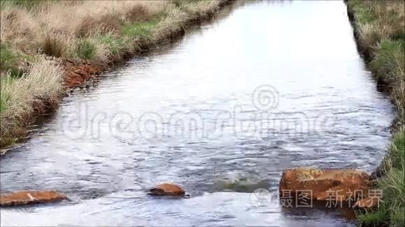 充满石头的田园风光河视频