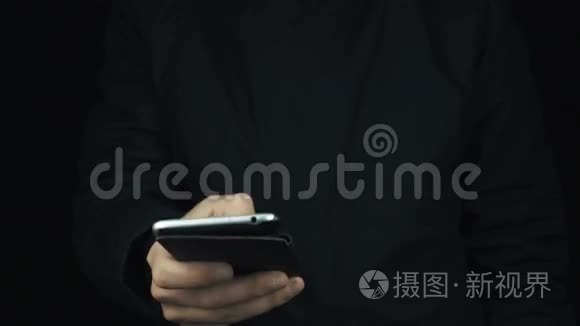 男性使用带拇指套银色智能手机的长袖外套