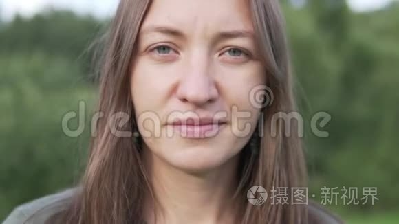 一个没有化妆的美女的特写视频