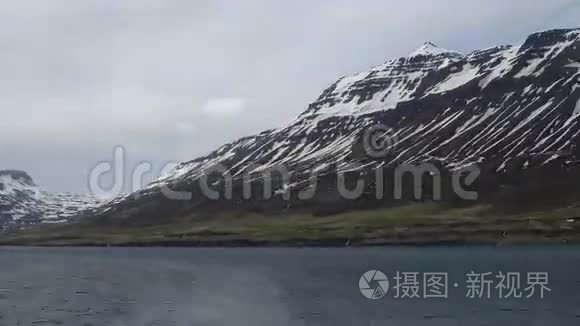 这艘船驶入峡湾航道视频