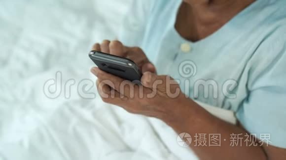 在床上使用手机的老年妇女视频