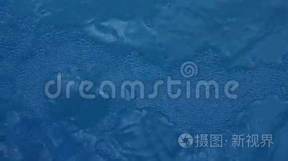 蓝色热水浴缸里的泡泡