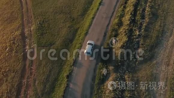 在乡村道路上行驶的汽车的鸟瞰图