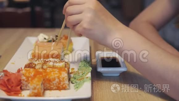 吃寿司和蘸酱的朋友视频