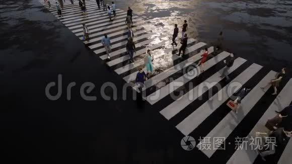 行人骑斑马过马路。 下雨了。