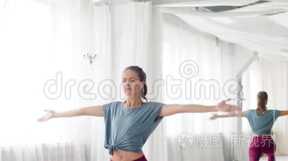 在瑜伽馆做高强度运动的女人视频