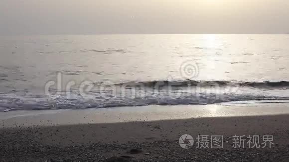 在夕阳的海面上奔跑的女子剪影视频