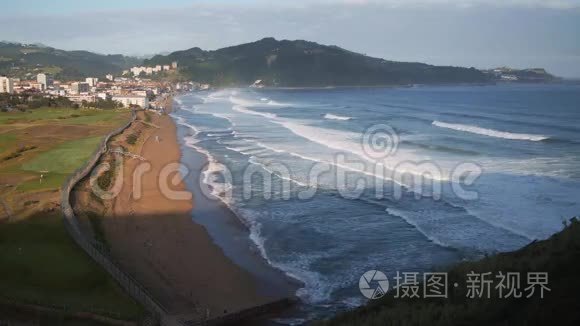 在冲浪海滩上观看沙滩海浪视频