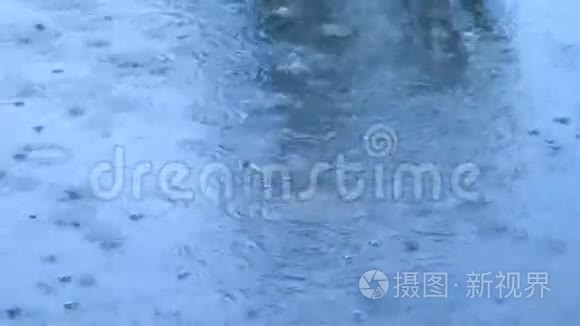 下午早些时候街上下了大雨视频