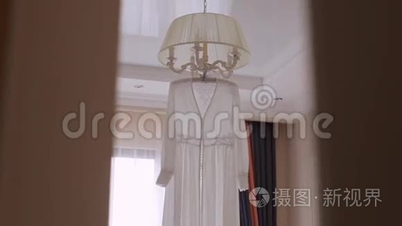雪纺婚礼婚纱挂在公寓衣架上视频
