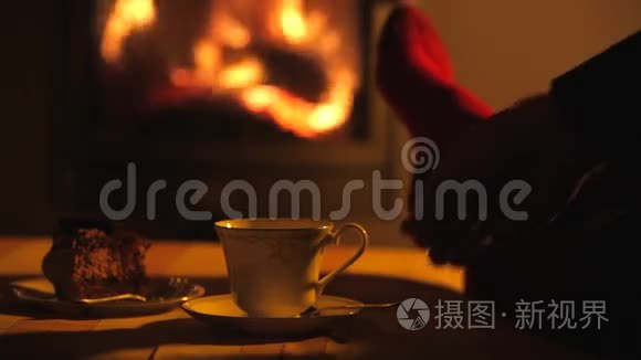 人靠温暖的火来放松视频