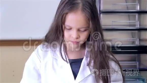 儿童医生安装听诊器视频