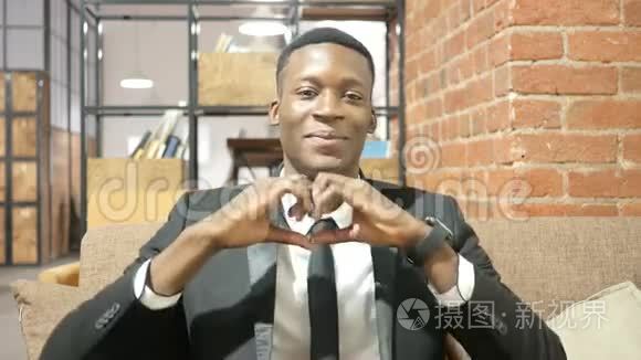 由黑人商人手工制作的心脏标志视频