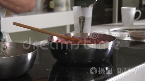 把食物混合在碗里视频