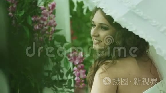 年轻的新娘带着白色的雨伞视频