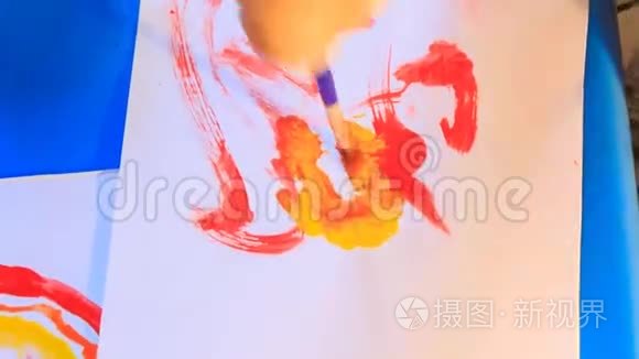 孩子的手画着红黄的线条视频