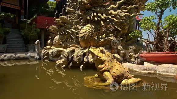 池塘佛寺公园大型金龙头雕塑视频