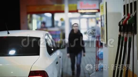 加油站女加油车在夜间加油视频