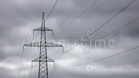 高压电线和高电塔对天空和云层视频