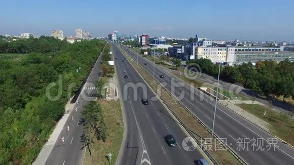 在市中心高速公路上行驶的汽车视频