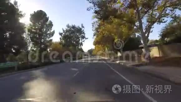 以中等速度通过郊区道路的正面视图。 摄像机安装在陀螺仪上。 POV