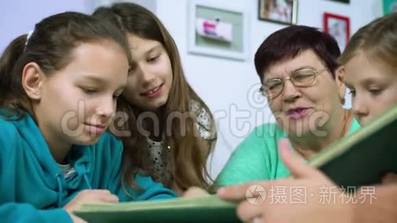 祖母向四个孙女展示旧相册视频