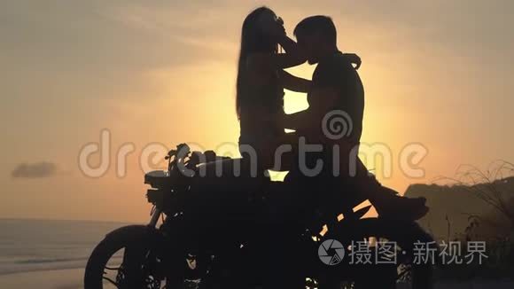 骑摩托车的快乐情人视频
