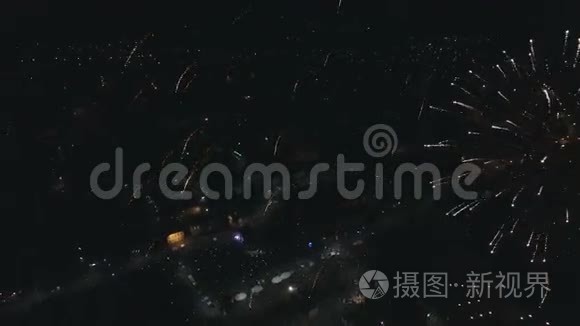 夜空中美丽的烟花表演视频