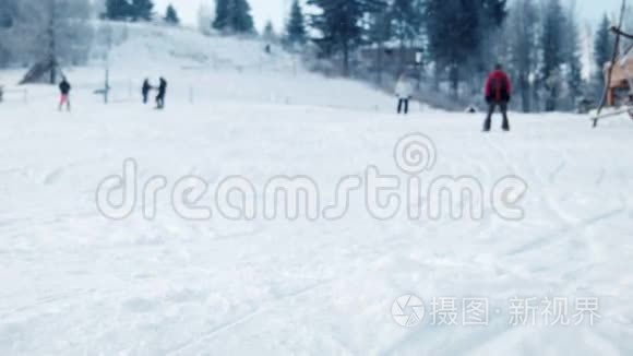 滑雪板运动员经过摄像机附近视频