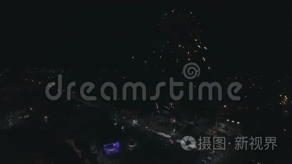 夜空中美丽的烟花表演视频