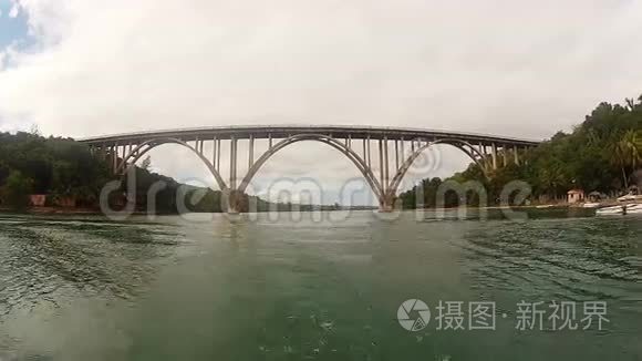 河上的高桥视频