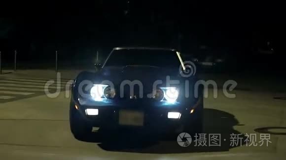 Corvette的前景在夜间朝摄像机行驶