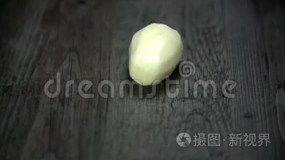 剥皮和清洗土豆旋转视频