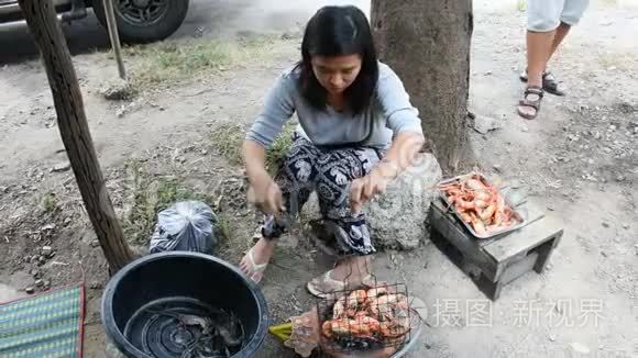 泰国妇女在户外烹饪烤虾或大虾