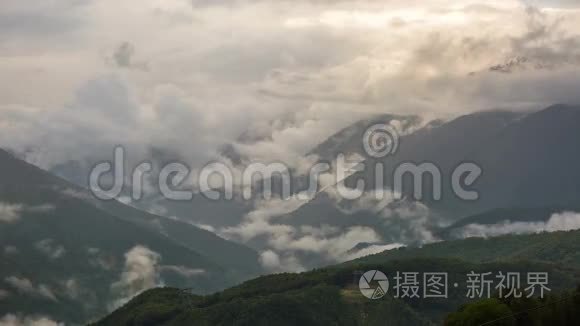 高加索山峰上空的大云视频