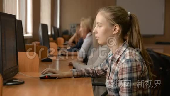 从事计算机工作的年轻女学生视频