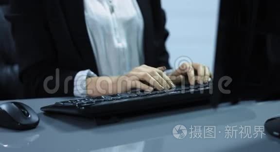 4K一个年轻的女人在电脑键盘上写字。 它是从键盘和手中射出的中弹