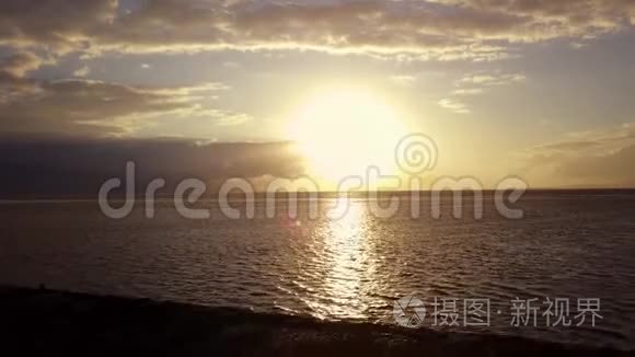 海滩日出的空中风光片段视频