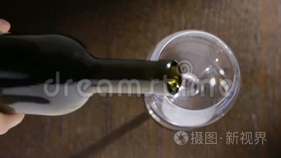 在木制背景下将红酒倒入玻璃杯中。 顶部视图