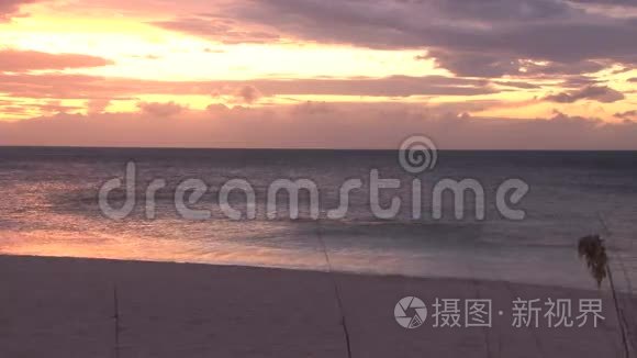 在波光粼粼的海滩上，黄红的夕阳